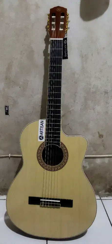 GITAR NYLON MERK ARTISAN