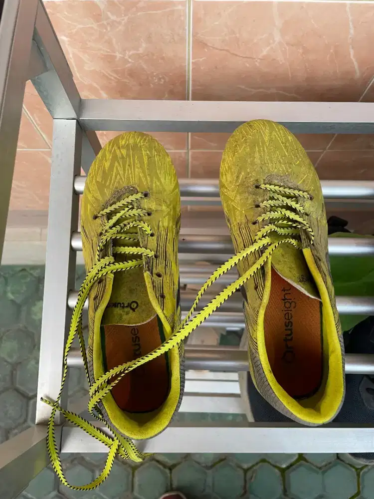 Sepatu futsal anak-anak