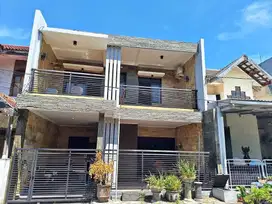 Rumah Rungkut Asri 2 Lantai Siap Huni Dekat MERR