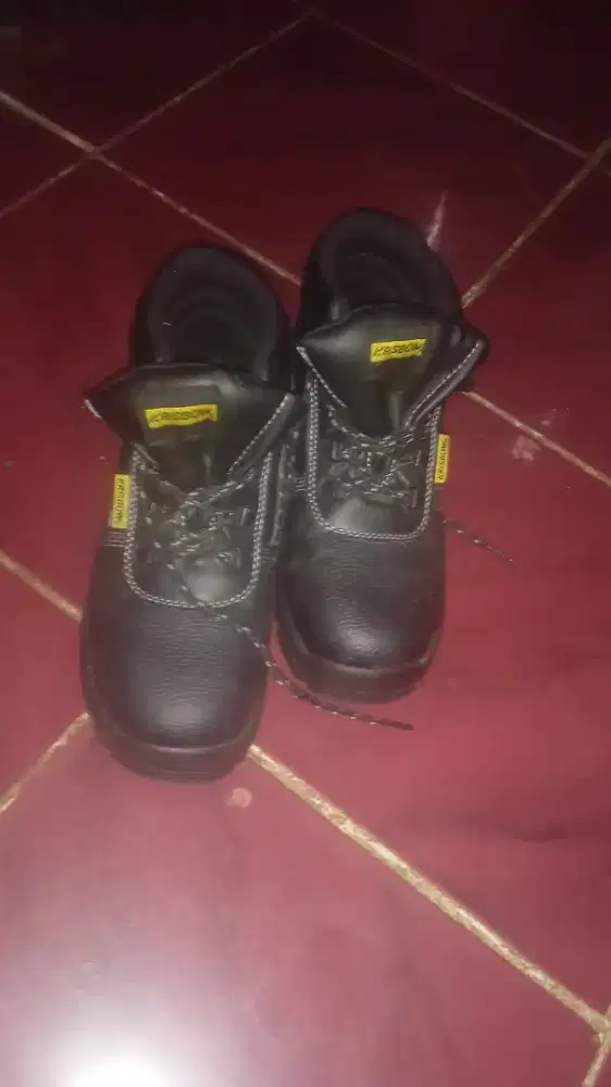 Dijual sepatu safety bekas