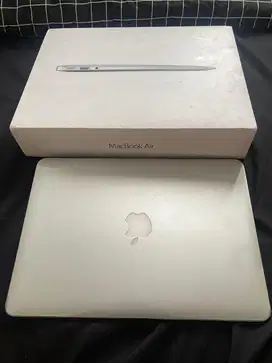 Macbook Air 2017 core 15 RAM 8 SSD 251 GB