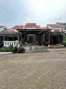 RUMAH 2,5 LANTAI RENOVATED,LAYOUT PLONG,SIAP HUNI LEGENDA WISATA CIBUBUR