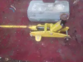 Dongkrak mobil kuning