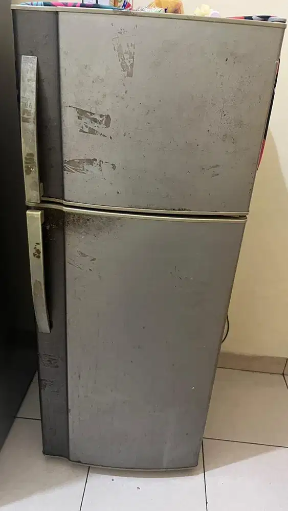 Kulkas sharp abu abu