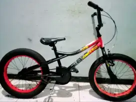 Dijual sepeda BMX UNITED TANK masih bagus ban Jumbo gede tinggal pakai