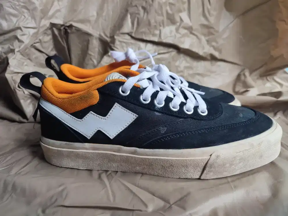 Sepatu bekas - Sneakers Lokal