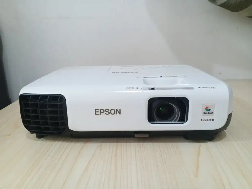 Proyektor Epson eb x200 HDMI terang normal