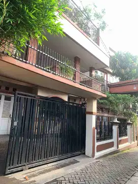Rumah 2 lantai +gudang area Ciledug tanah luas bangunan lebar dekat toll