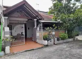 Rumah Lama Taman Sutorejo Strategis Dekat Raya Kenjeran