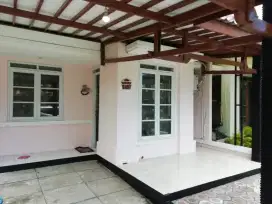 Disewakan Rumah Full Furnish Depan Taman
