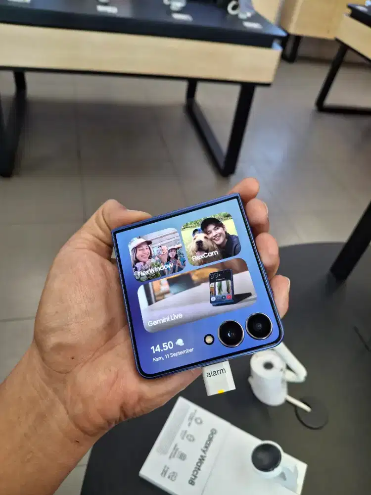 SAMSUNG Z FLIP 7 (BONUS BUDS FE + ZPREMIERE 2 TAHUN & GOOGLE Ai PRO)