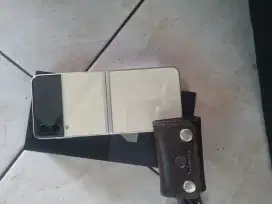 Samsung Z Flip 3 5G 8/128 FULLSET SEIN ORIAN bawaan pabrik
fisik mulus