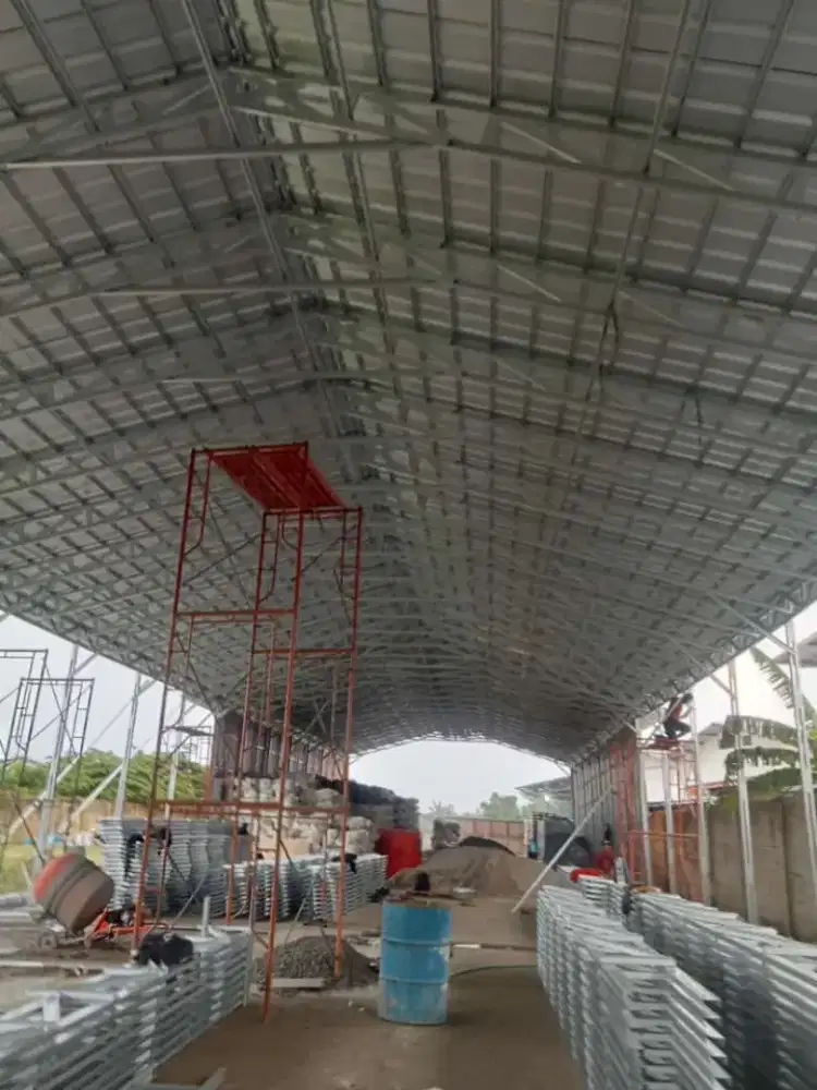 Pemasangan atap gudang rangka baja ringan atap spandek pasir