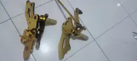 Underbond pijakan kaki motor