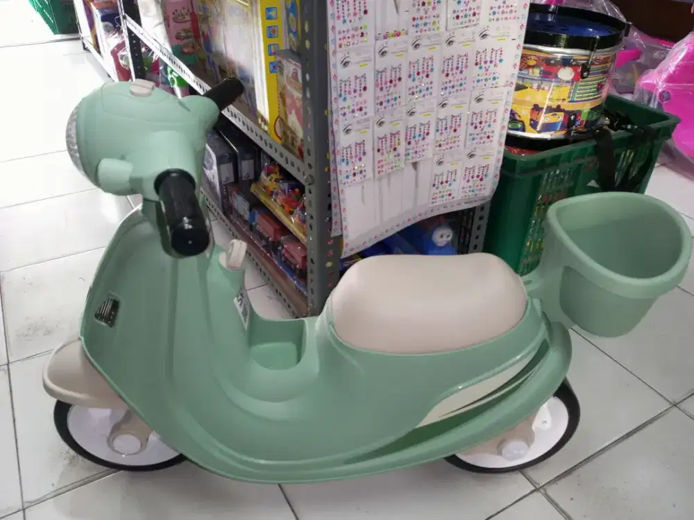 Mainan Anak Vespa Naik Musik