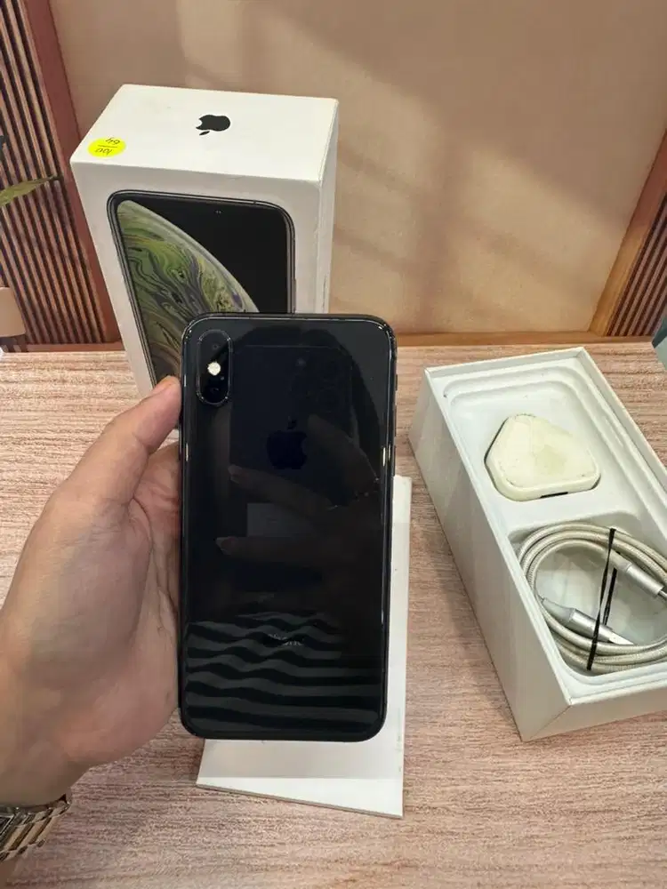 Apple iPhone XS 64GB Grey Lengkap
