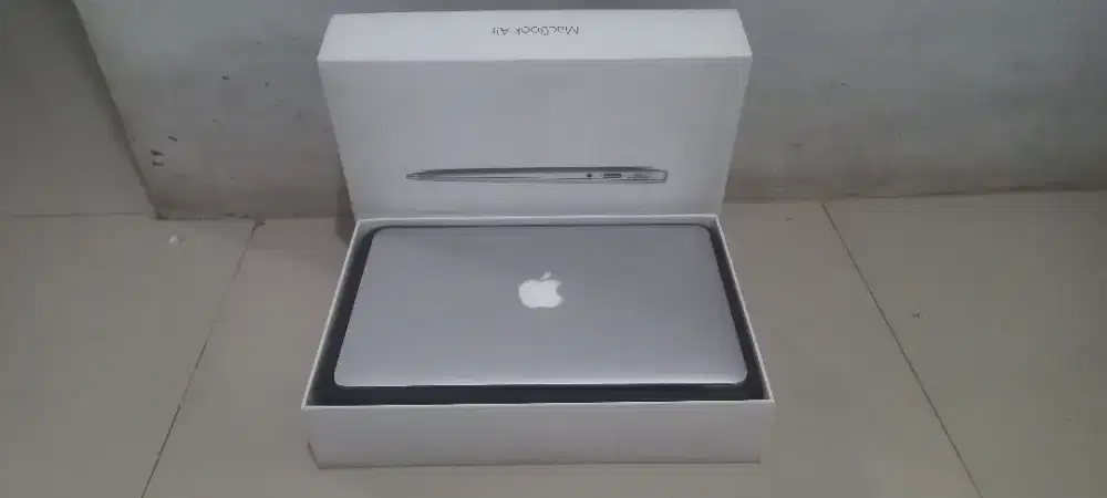 Apple Macbook 11 Inch 2015, Komplit, Mulus, Seperti Baru, Jarang Pakai