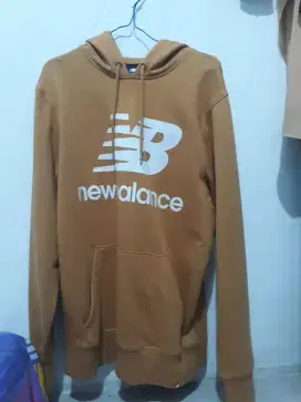 Di jual Sweater Hoodie Pria. New Balance Second.