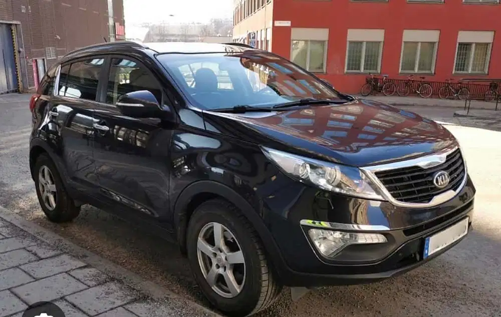 Mobil kia bebas keluar kota
