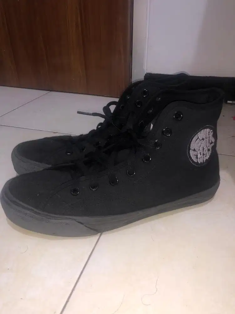 Sepatu Full Hitam Size 44 We walk foot wear
