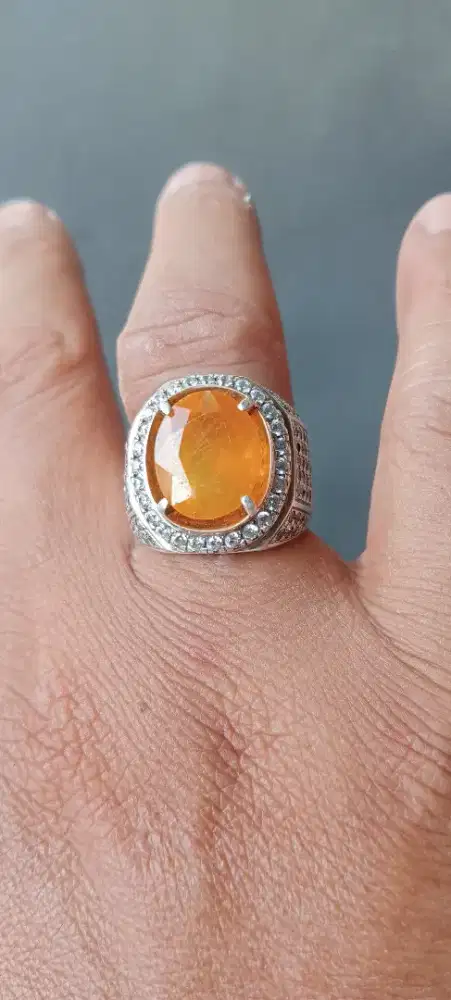 Batu safir kuning