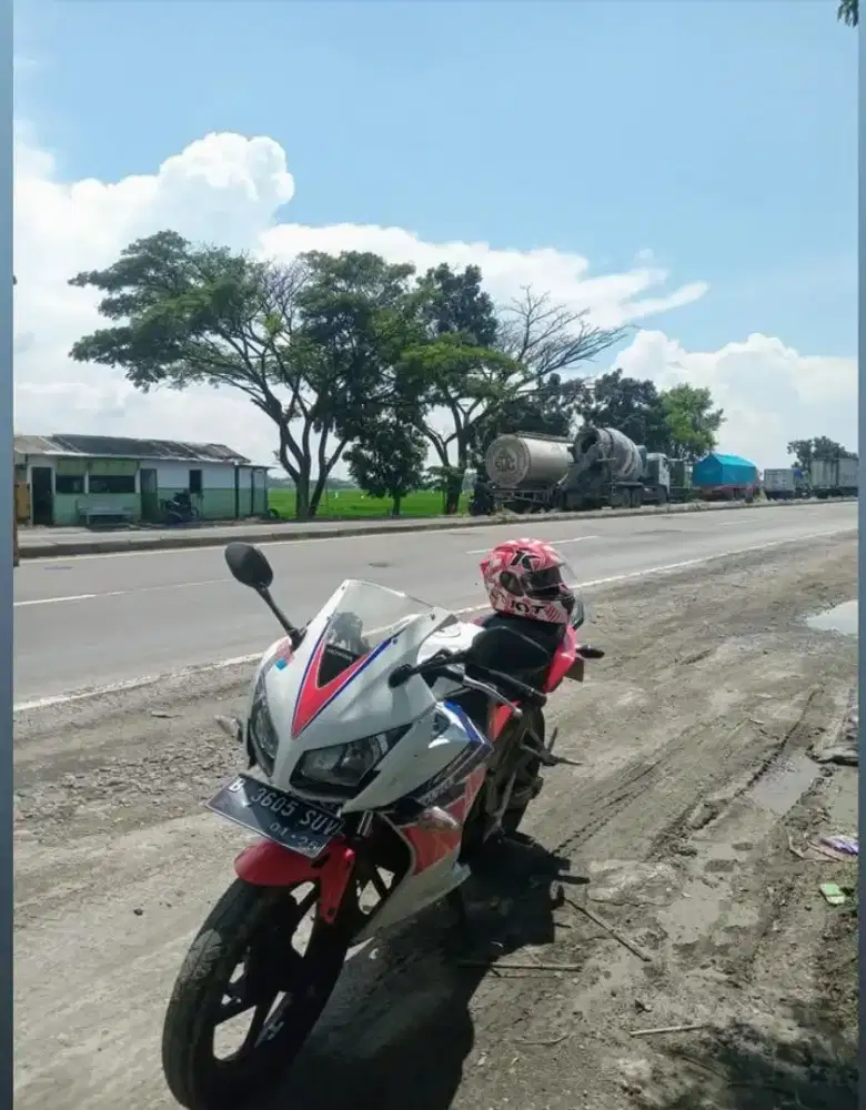 Honda CBR150R (2016)