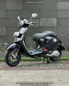 DIJUAL VESPA SPRINT CARBON 150 IGET ABS THN 2018 PERFECT CONDITION