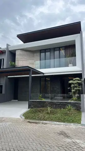 Rumah mewah baru gress semi furnish private balcony di ciraland utama surabaya barat