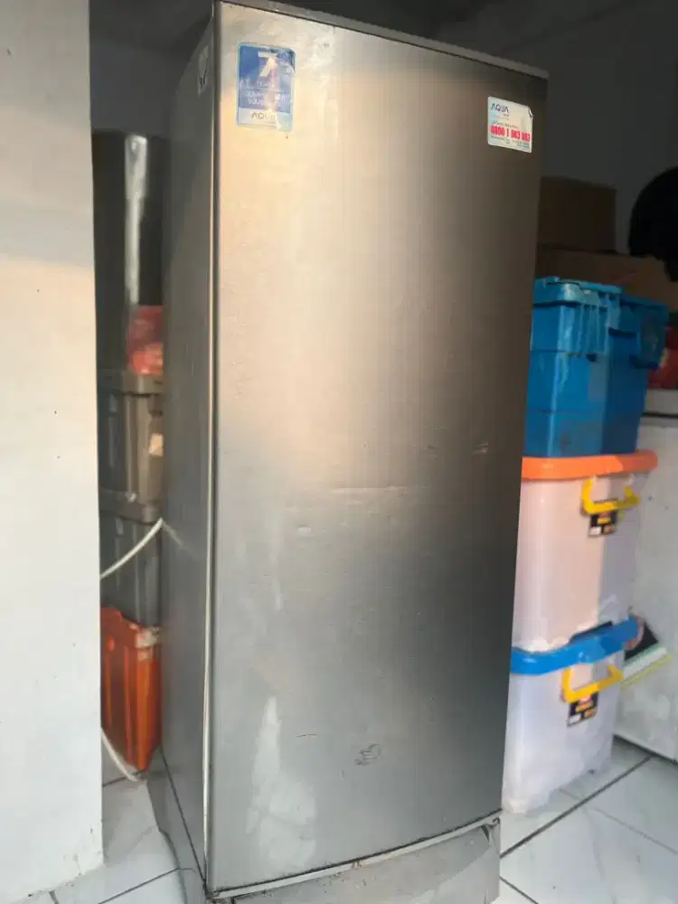 Dijual Kulkas merk Aqua satu pintu