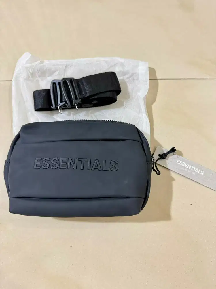 Tas Essential Hitam