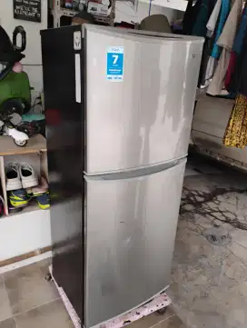 Dijual kulkas 2 pintu bekas, merk aqua