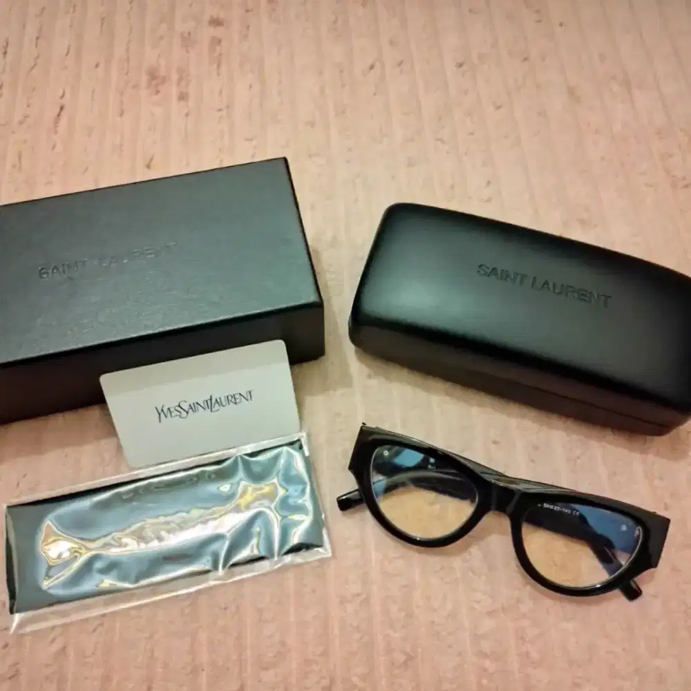 Kacamata saint laurent likenew jarang pakai