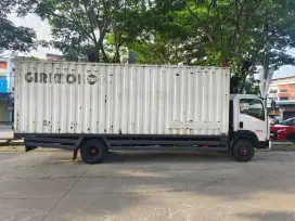DISEWAKAN TRUK FUSO BOX