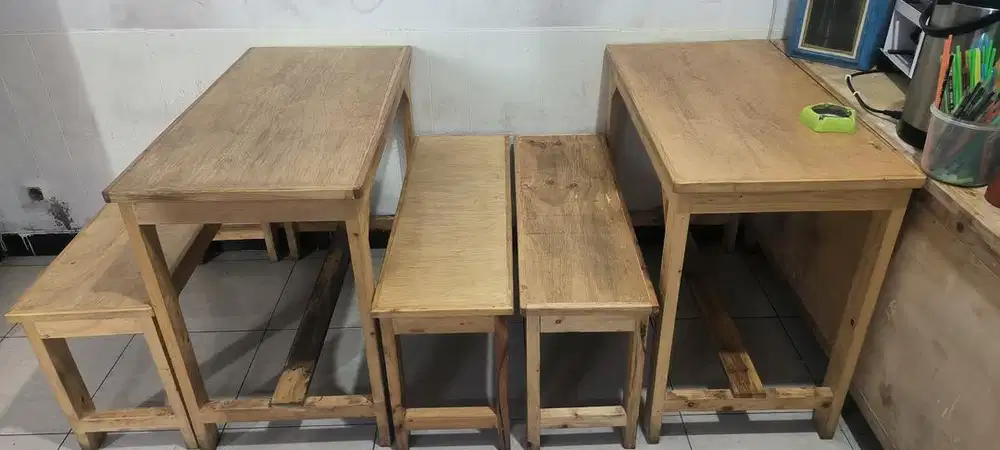satu set meja kursi