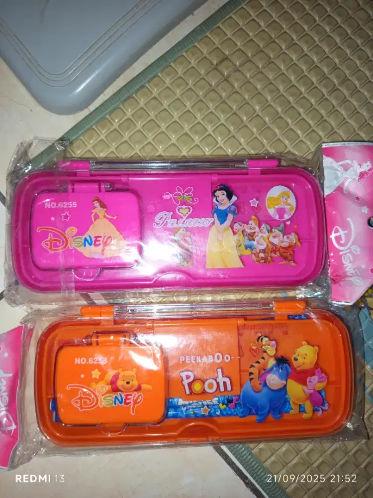 Tempat pensil kaca plastik karakter ( isi kaca dan sisir )