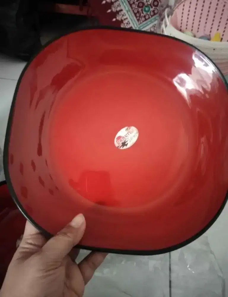 Piring ramen segi plastik merah hitam
