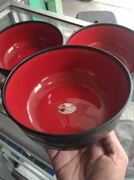 Mangkok ramen bulat merah hitam