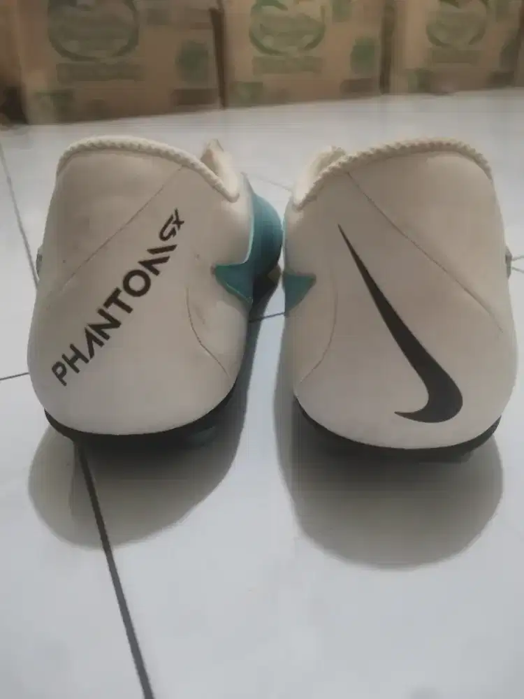 Sepatu bola nike