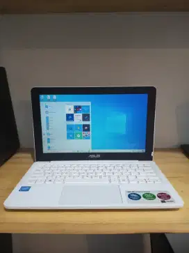 Asus E202S Intel N3060 DDR 2GB HDD 500GB led 12 Baterai 9 Jam mulus