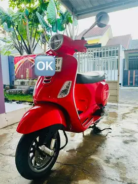 Vespa lx125 2023 warna merah