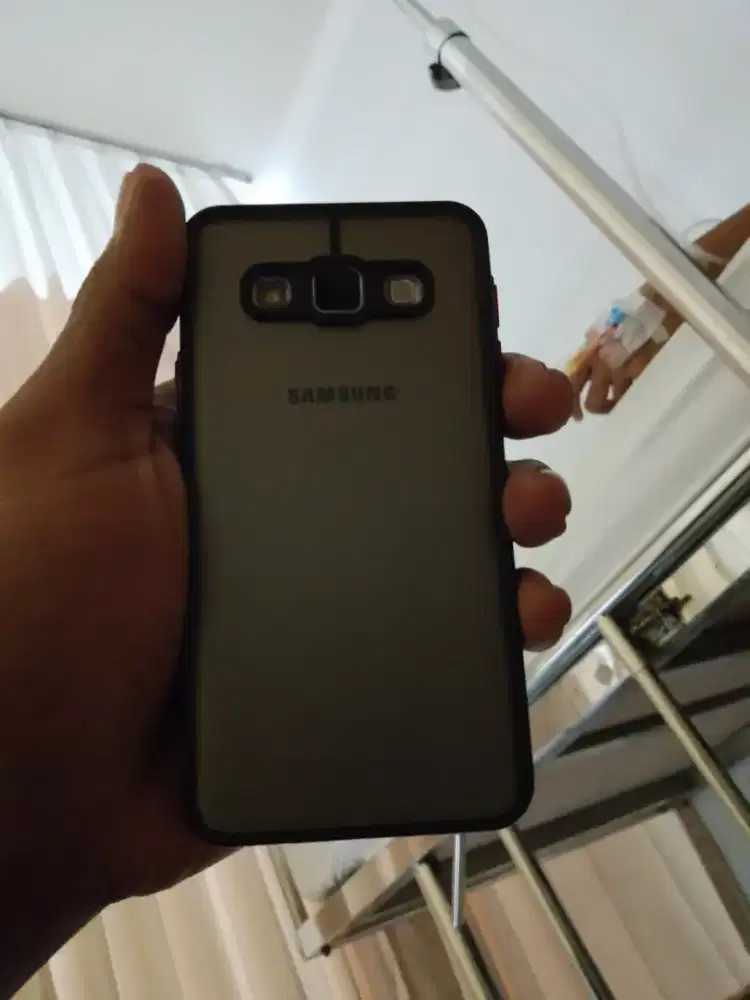 SAMSUNG GALAXY A3 (2015)
Layar 4,5 inch
Kamera 8 MP
Memori 2/16 GB
NFC
