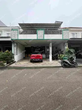 RUMAH 2,5 LANTAI RENOVATED,BALKON LUAS,CARPORT 2,SIAP HUNI.