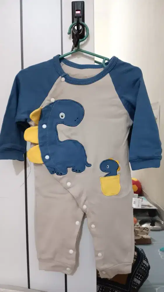 Pakaian bayi bermotif dino