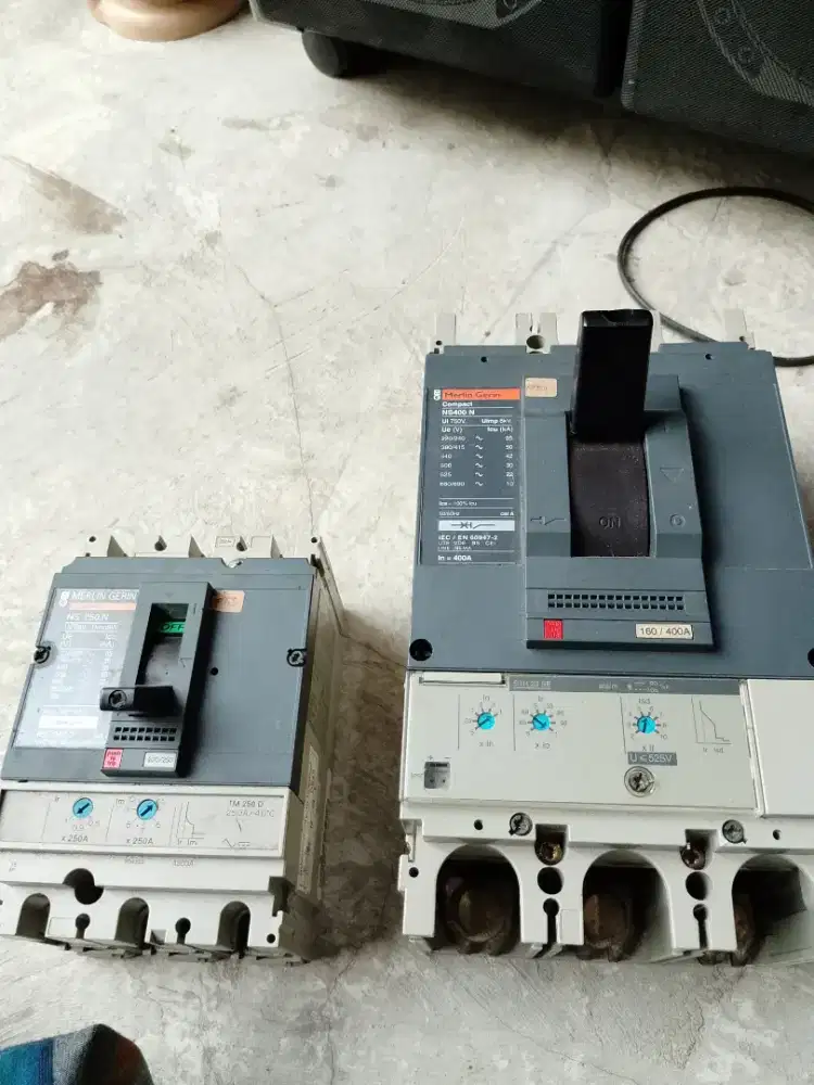 Dijual MCCB  2 Unit(200/250A &160/400A) seken merk Merlin  Gerin.