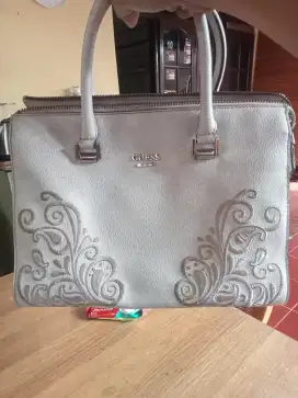 PRELOVED Tas wanita GUESS Ori broken white dengan bordir