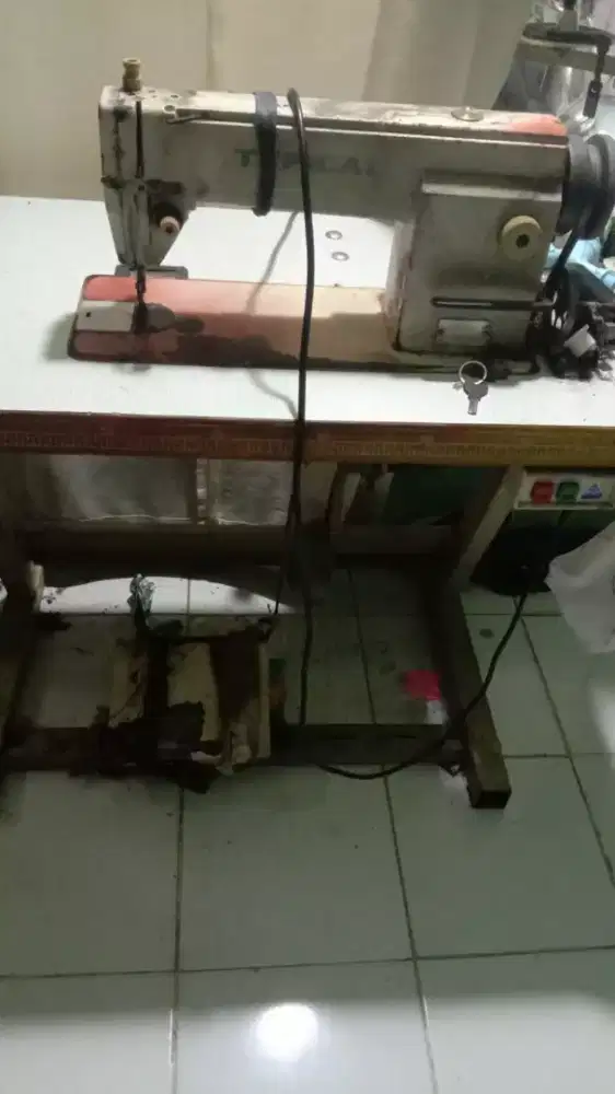 Mesin jahit masih gres