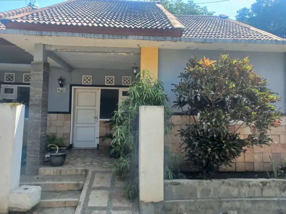 Rumah strategis 50 meter jalan utama