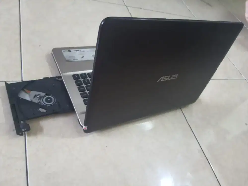 Laptop Asus X441M 14 inch.HDD 1 TERA/RAM 4GB.