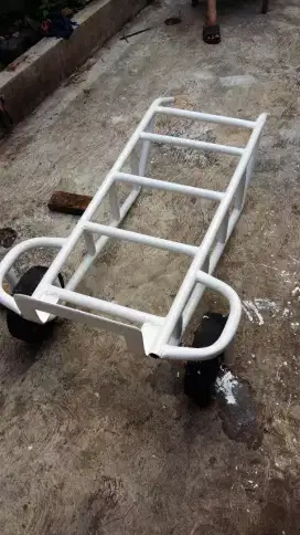 troli barang bahan besi berat