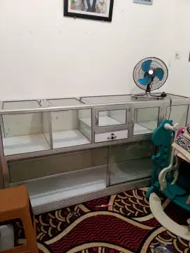 Etalase rokok dan beras untuk warung